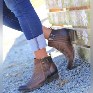 Circle G by Coral Brown Burnished Leather Two Side Zip Booties Sz 8.5 Western